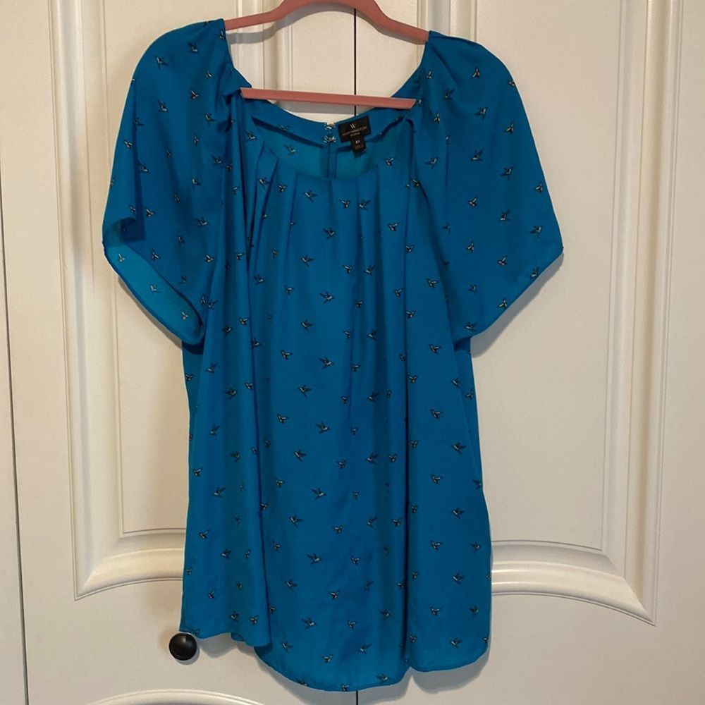 Hummingbirds on teal top